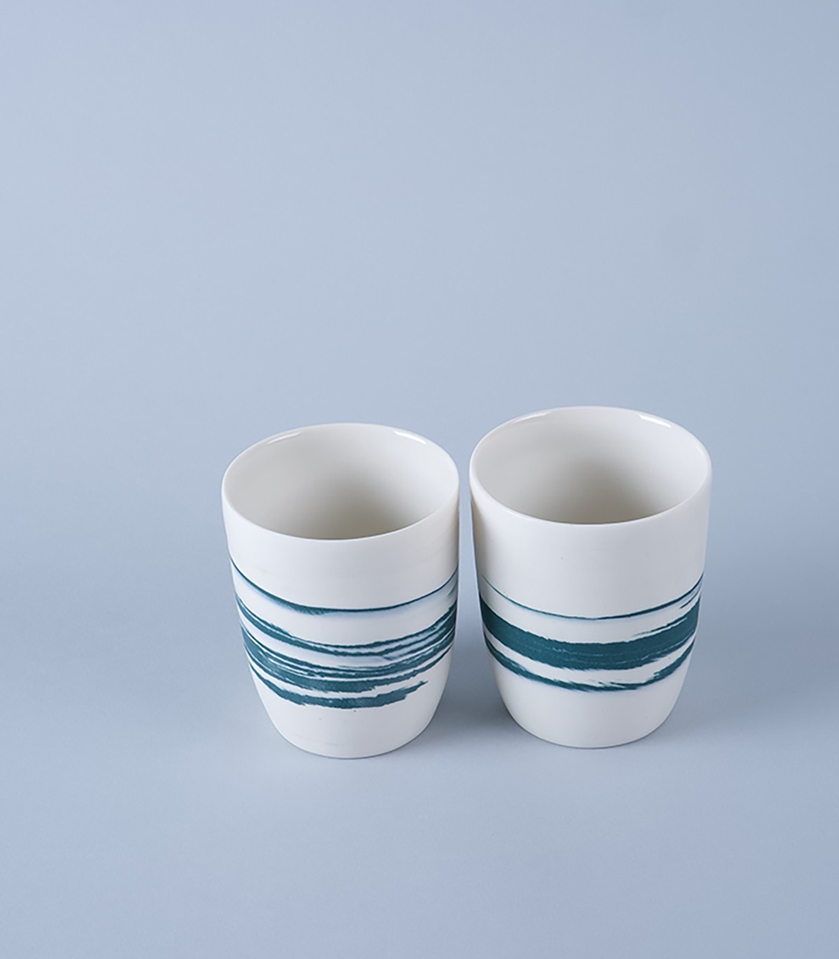 Duo de grandes tasses en  porcelaine mélangée