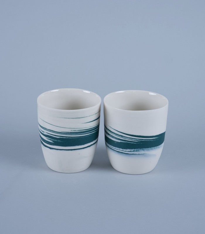 Duo de grandes tasses, porcelaine blanche et bleue mélangée