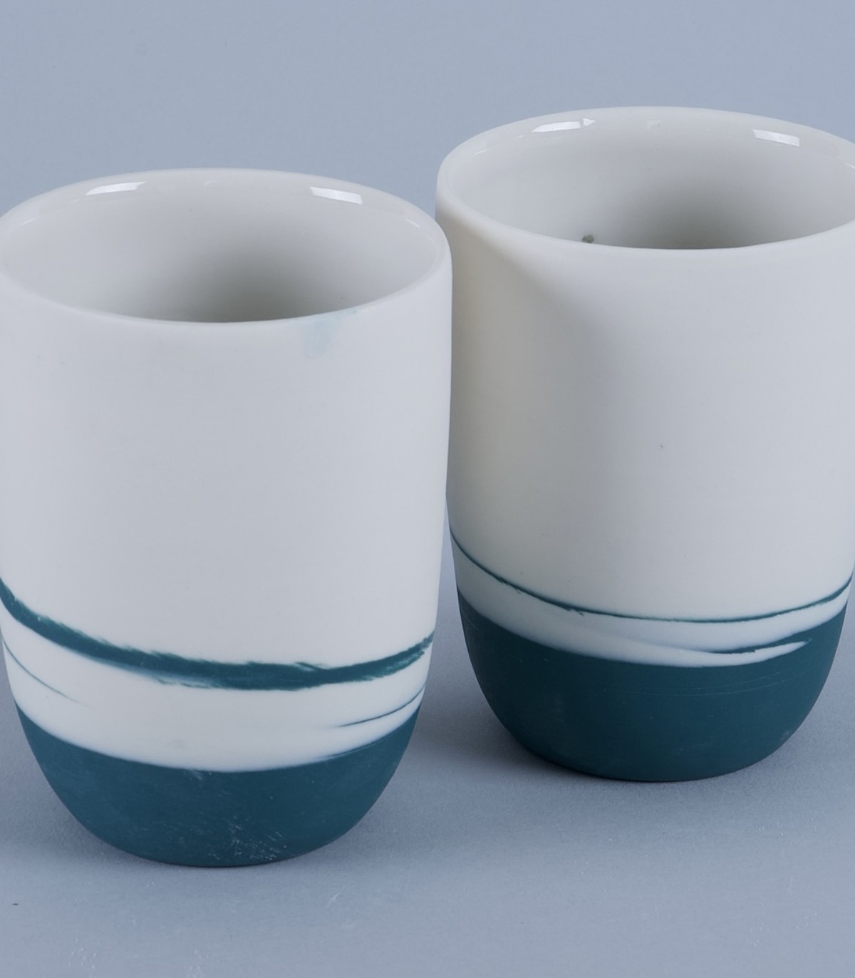 Duo de grandes tasses, porcelaine mélangée