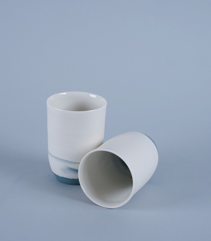 Duo de grandes tasses en porcelaine mélangée