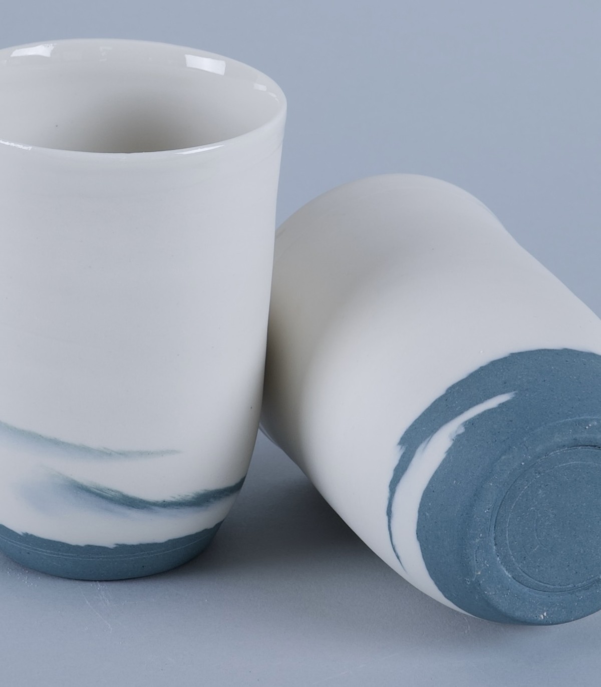 Duo de grandes tasses en porcelaine mélangée