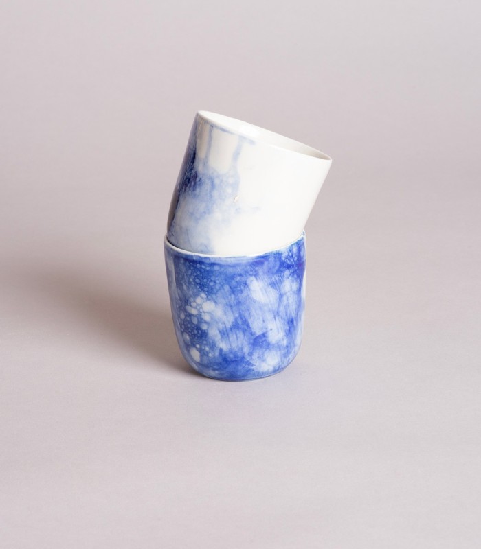 Duo de grandes tasses, porcelaine émaillée.