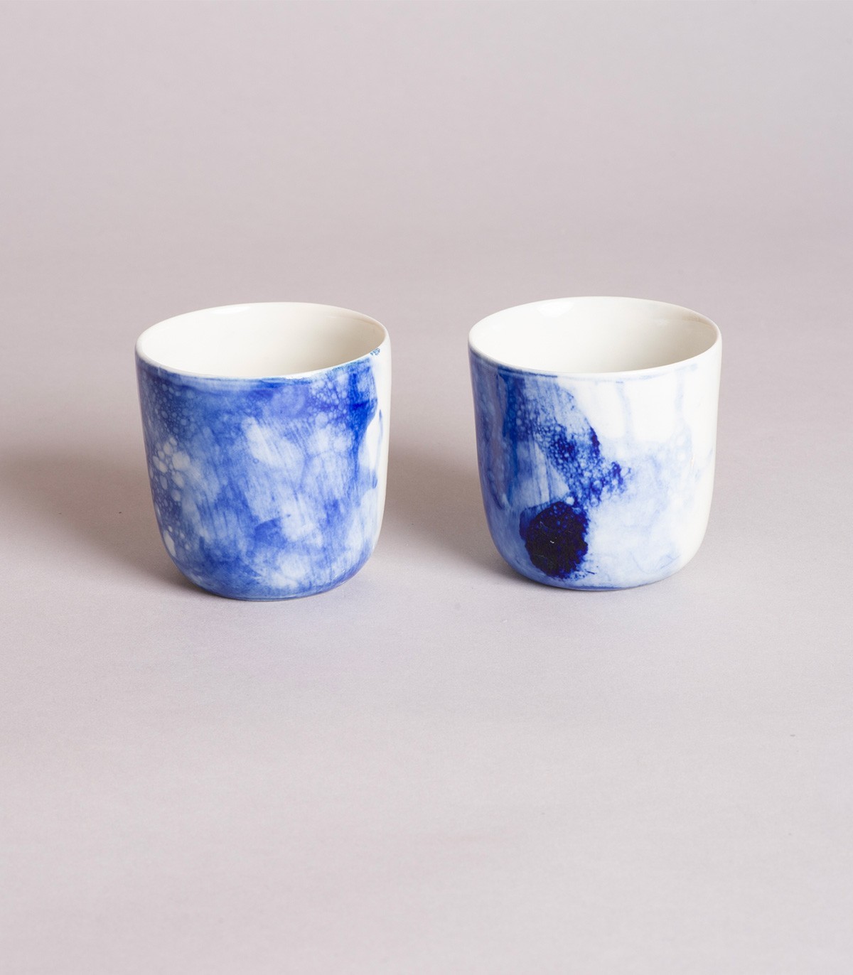 Duo de grandes tasses, porcelaine émaillée.