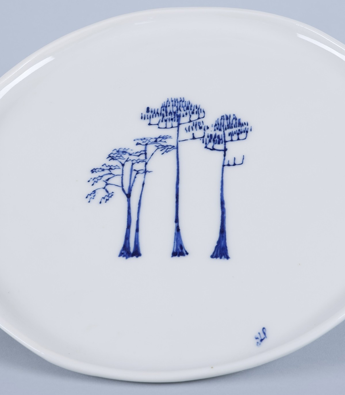 Grand plat de service décor « Pins » en porcelaine
