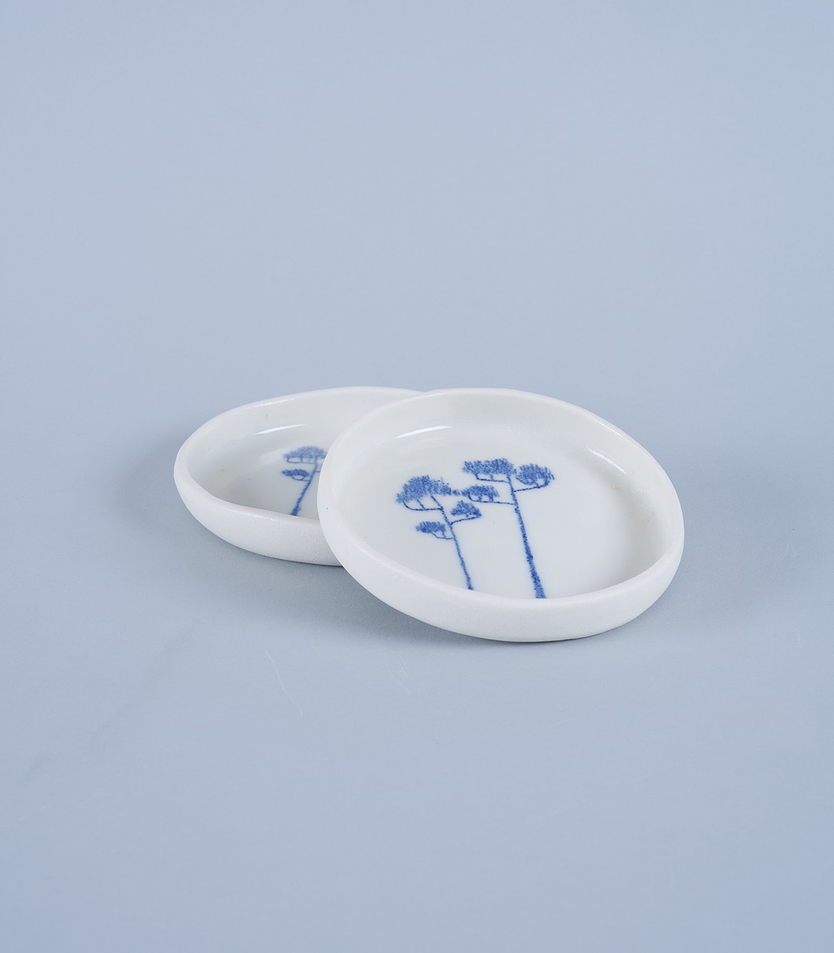 Duo de petites assiettes décor « Pins » en porcelaine