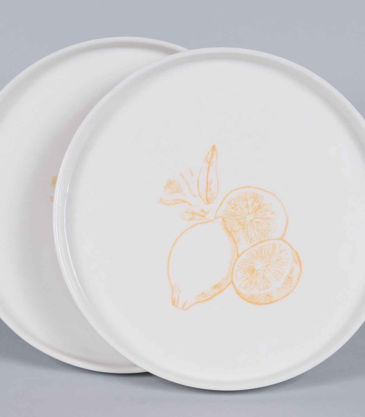 Duo de grandes assiettes "Citrons", porcelaine et décor sérigraphié