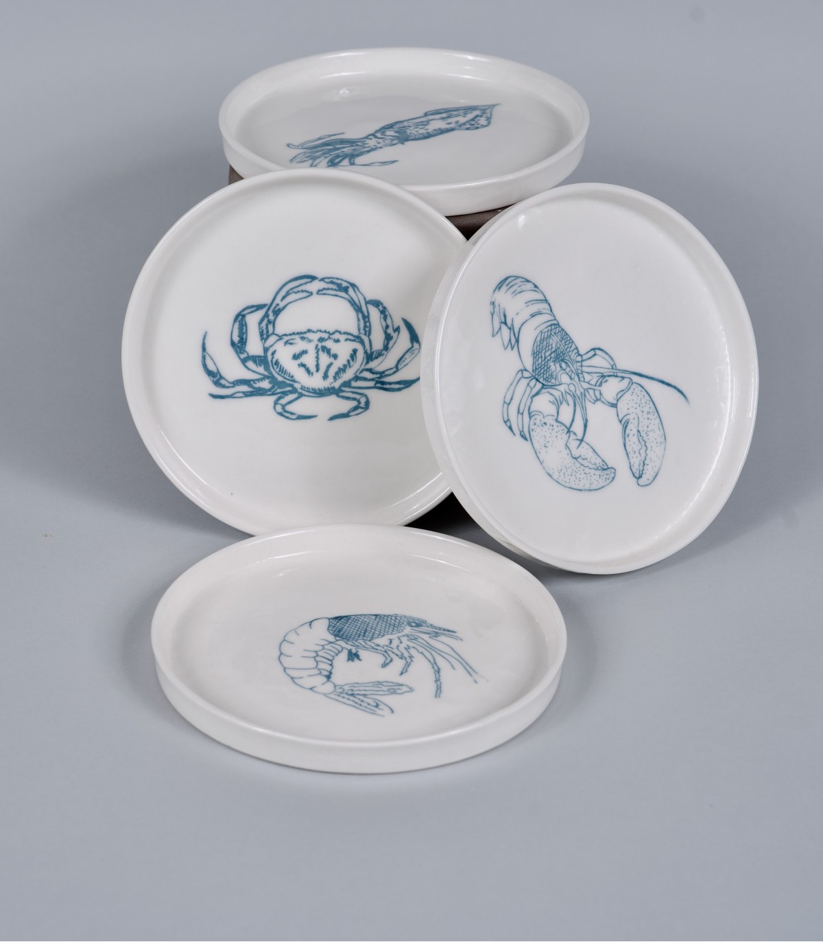 4 Petites assiettes "Océan", porcelaine et décor sérigraphié
