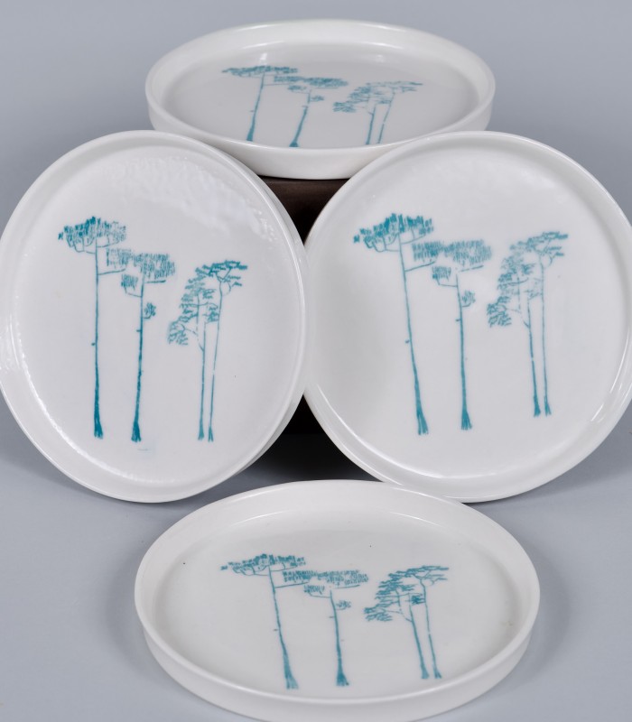 4 Petites assiettes "Pins", porcelaine et décor sérigraphié