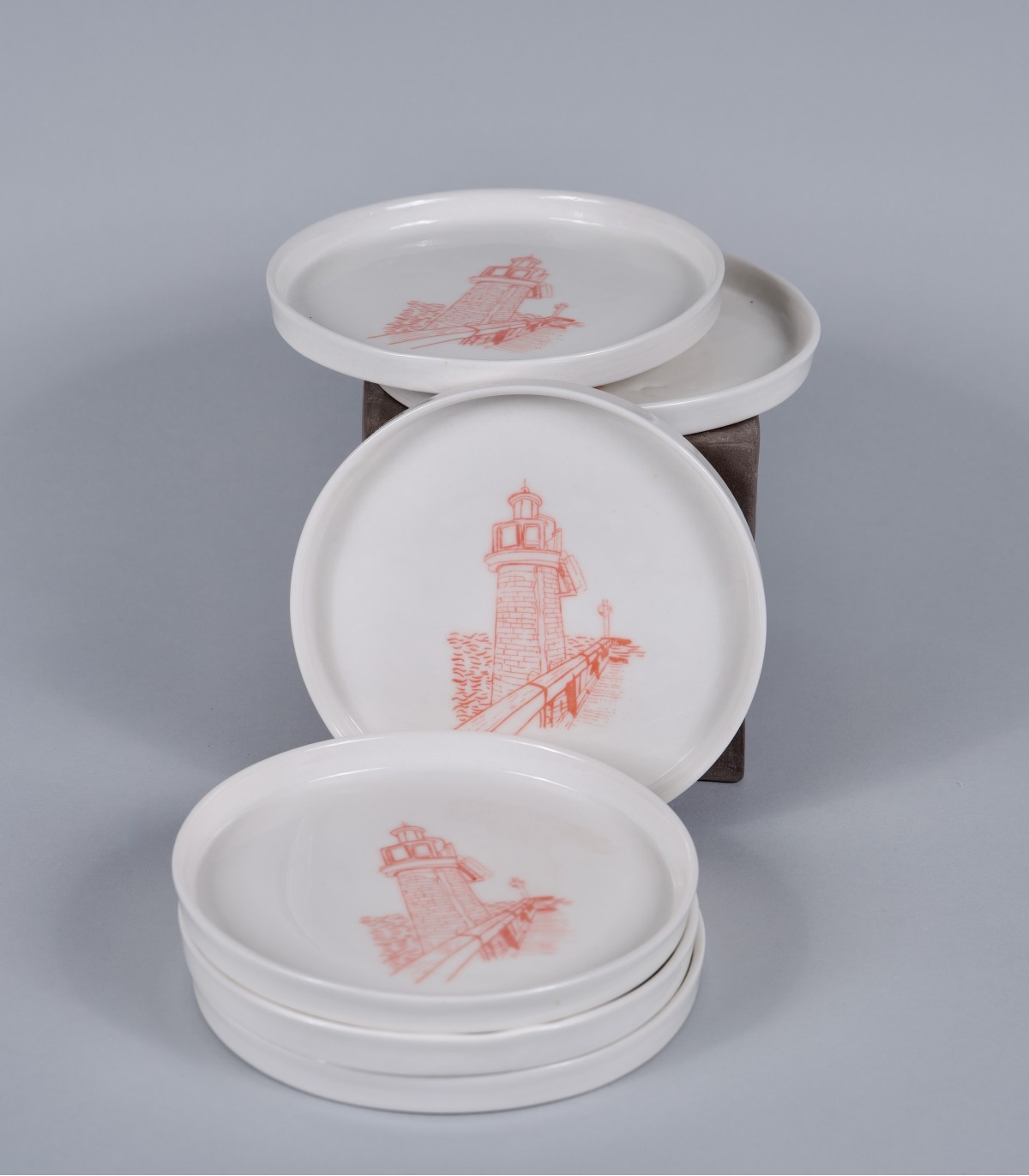 6 Petites assiettes "Estacade", porcelaine et décor sérigraphié
