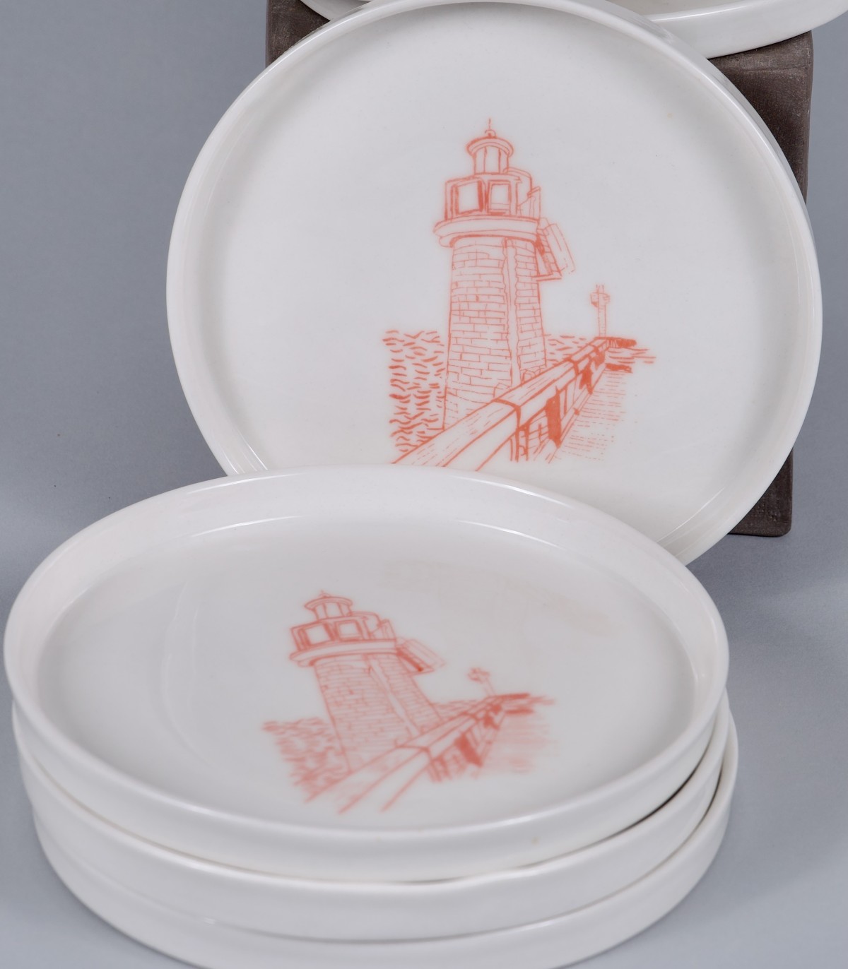 6 Petites assiettes "Estacade", porcelaine et décor sérigraphié
