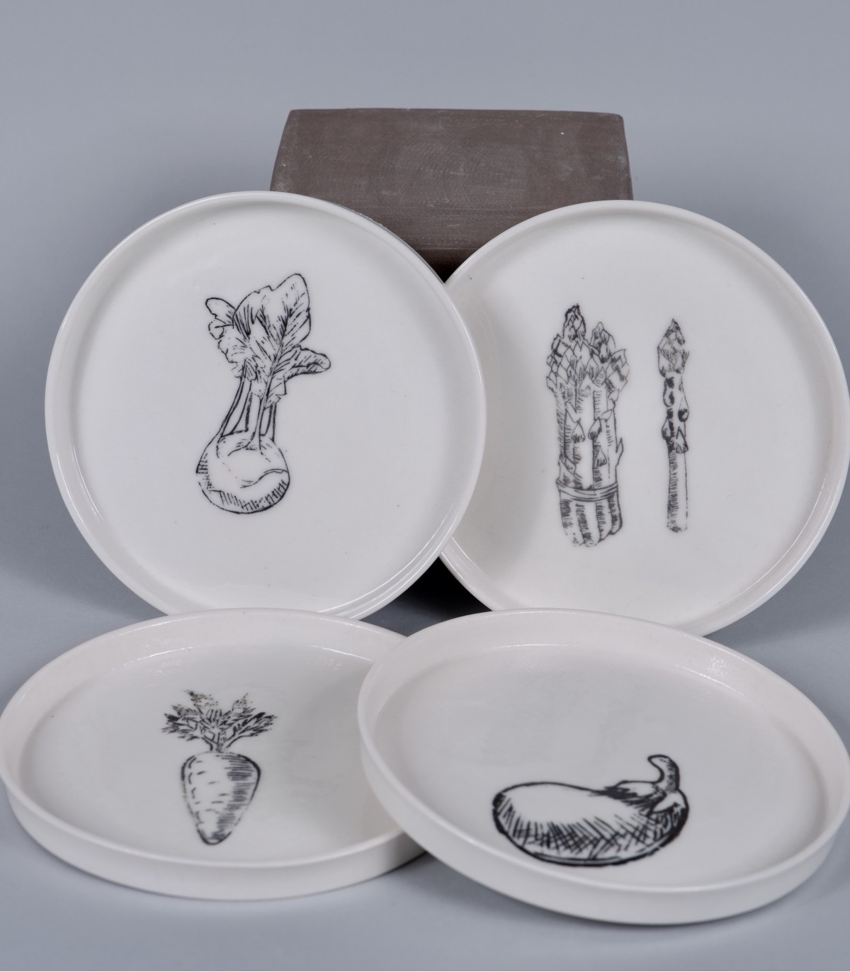 4 Petites assiettes "Végétaux", porcelaine et décor sérigraphié