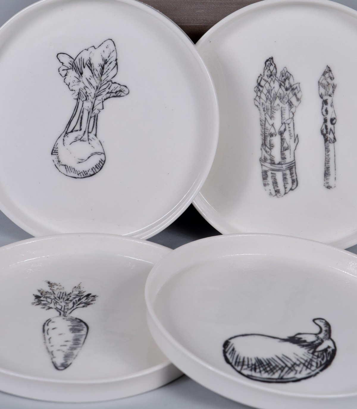4 Petites assiettes "Végétaux", porcelaine et décor sérigraphié