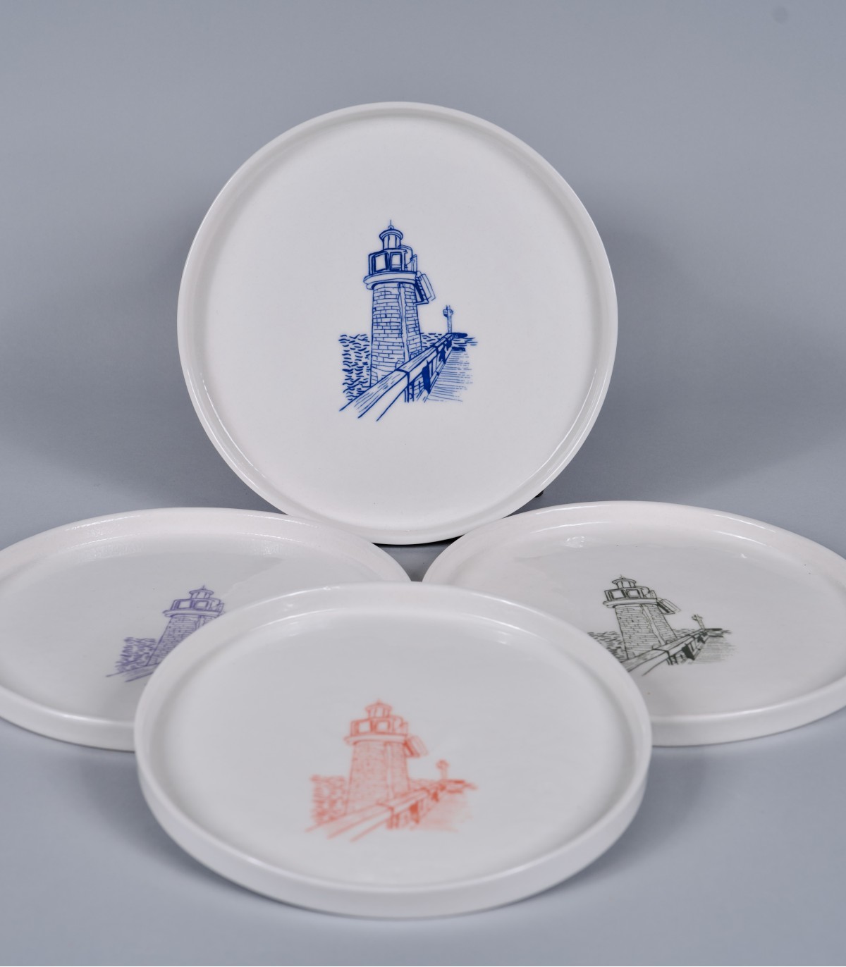 4 grandes d'assiettes "Estacade", porcelaine et décor sérigraphié