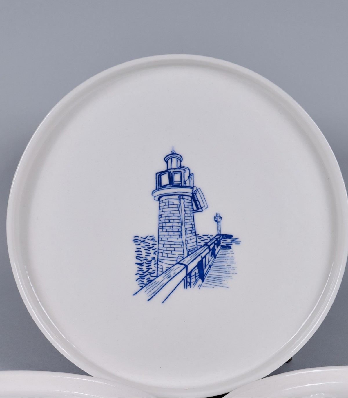 4 grandes d'assiettes "Estacade", porcelaine et décor sérigraphié