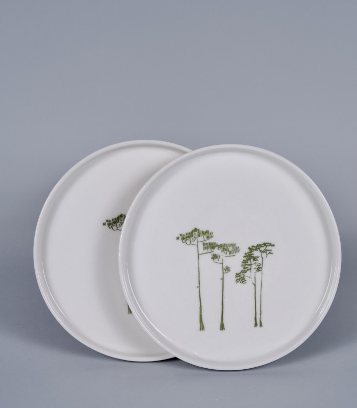 Duo de grandes assiettes "Pins", porcelaine et décor sérigraphié