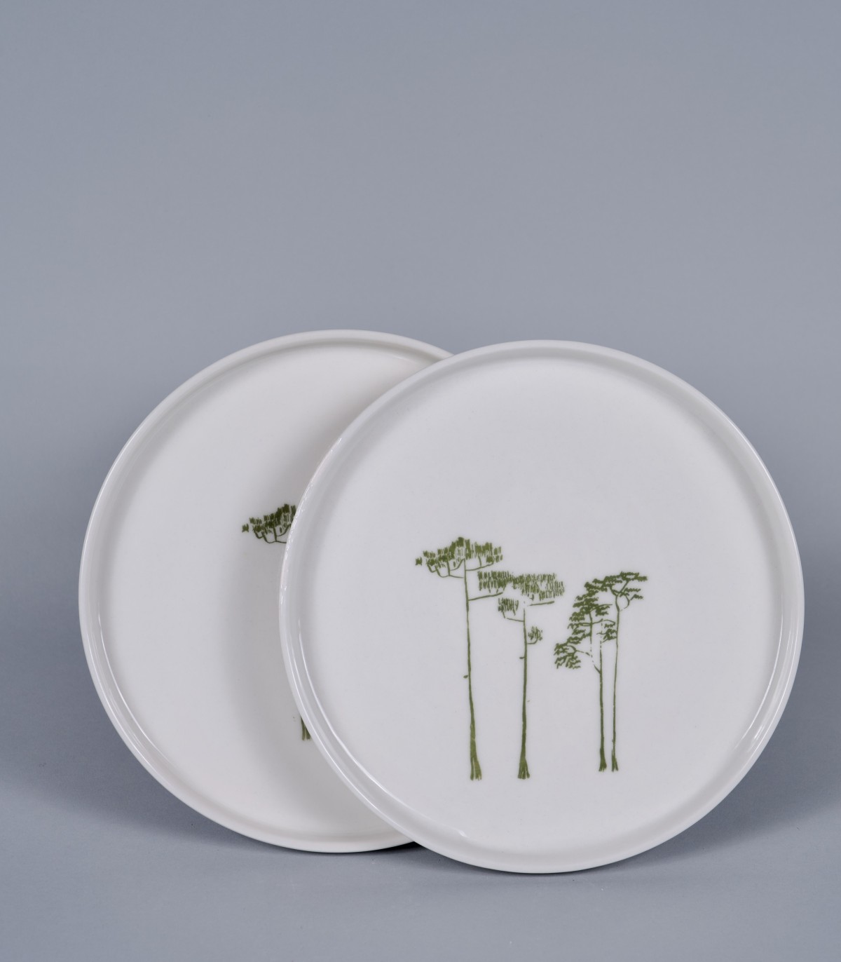 Duo de grandes assiettes "Pins", porcelaine et décor sérigraphié