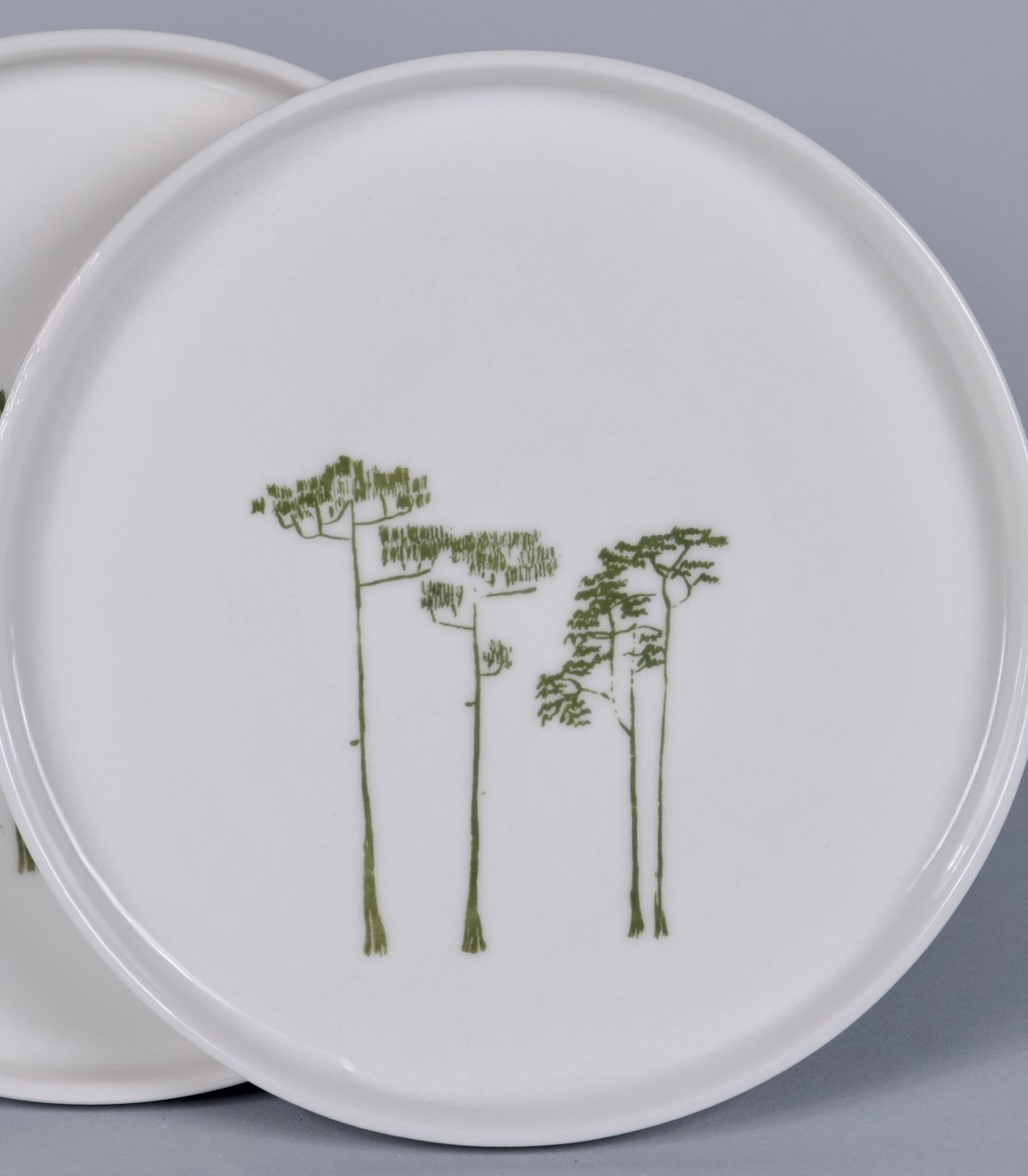 Duo de grandes assiettes "Pins", porcelaine et décor sérigraphié